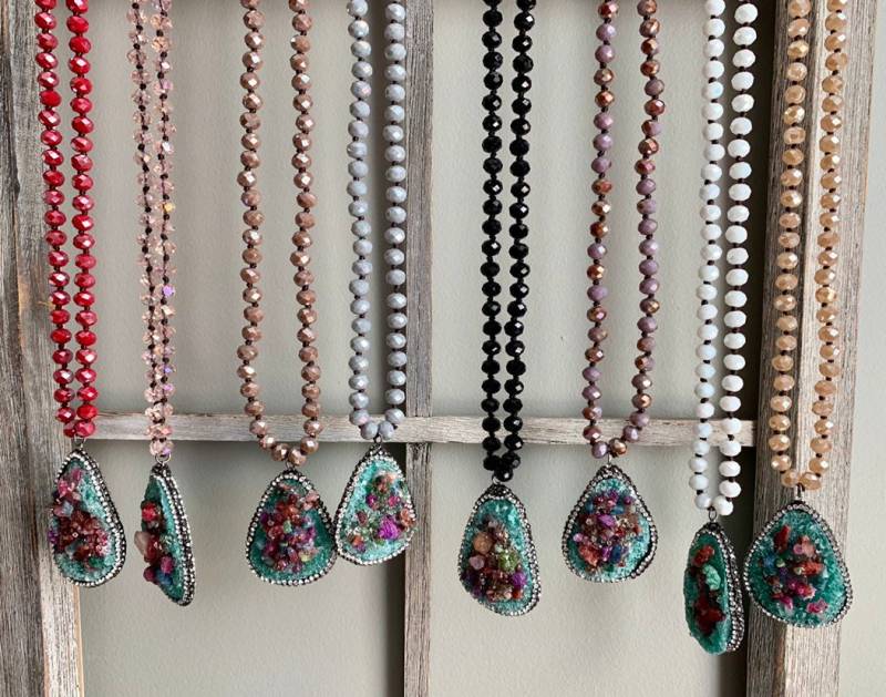Pave Naturstein-Halskette von LondonAmayaJewelry