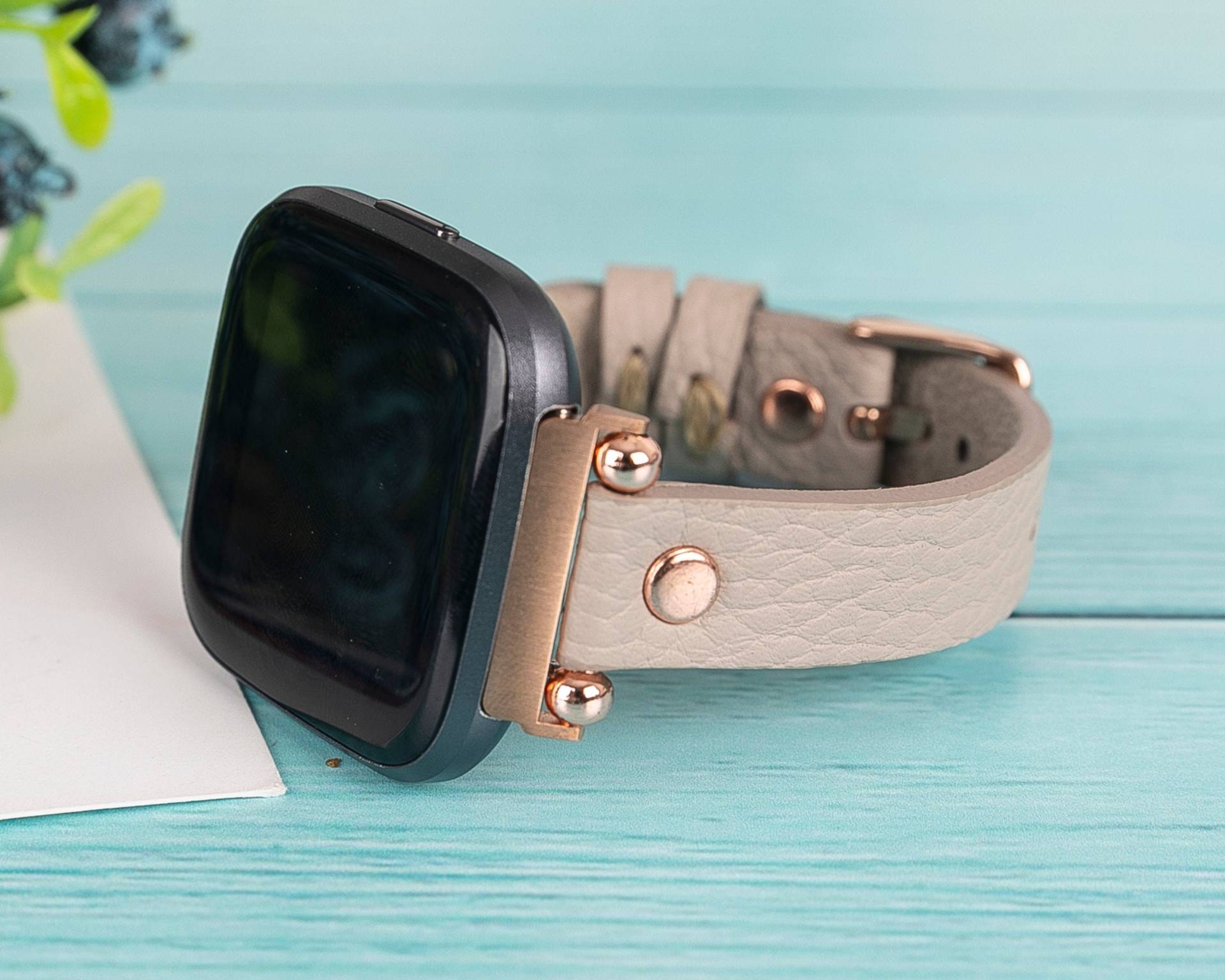 Beige Leder Fitbit Versa 4 3 2 1 & Sense Armband Lite Frauen Dünne Perlen Fifbit Sense Für Sie Personalisierbar von LondonBand