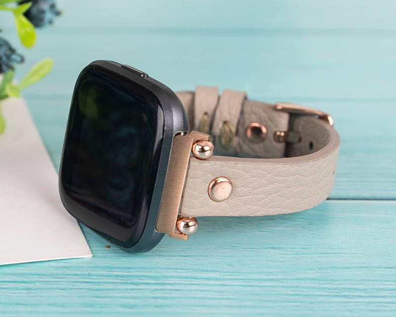 Beige Leder Fitbit Versa 4 3 2 1 & Sense Armband Lite Frauen Dünne Perlen Fifbit Sense Für Sie Personalisierbar von LondonBand