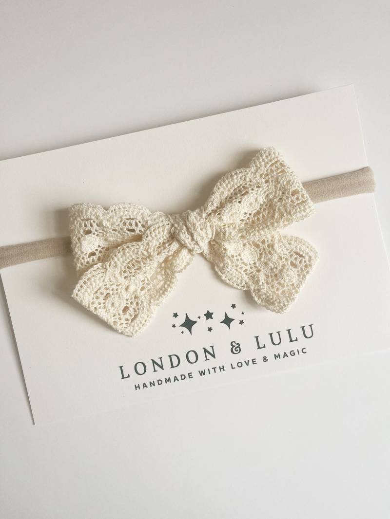 Häkelspitze Schleife Haarband Oder Clip Für Neugeborene Baby Kleinkind Kinder Mädchen Creme Off White Hochzeit Taufe Zeremonie von LondonandLulu