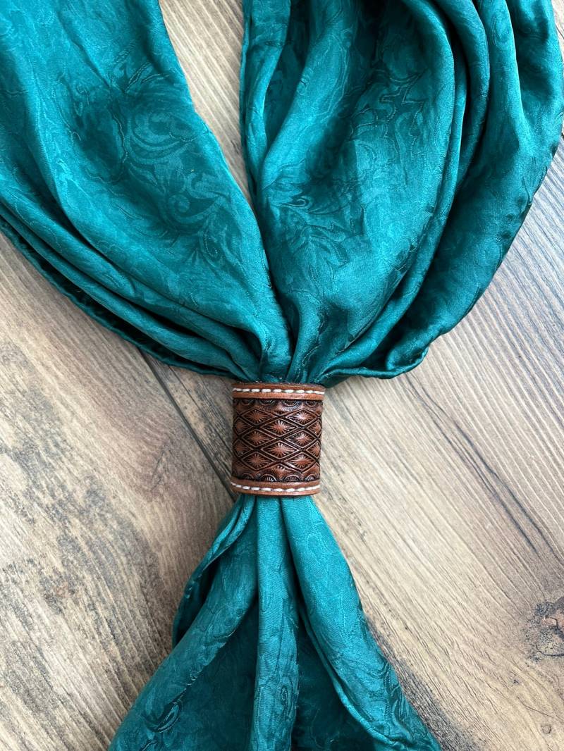 Lederbandana Schieber/Western Bandana Ring Schal Wild Band Lederbandana Schieber/Western Bandana Ring Schal Wild Band von LonetreeLeather