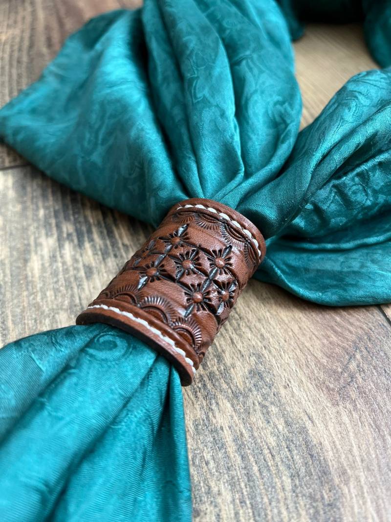 Lederbandana Schieber/Western Bandana Ring Schal Wild Band Lederbandana Schieber/Western Bandana Ring Schal Wild Band von LonetreeLeather