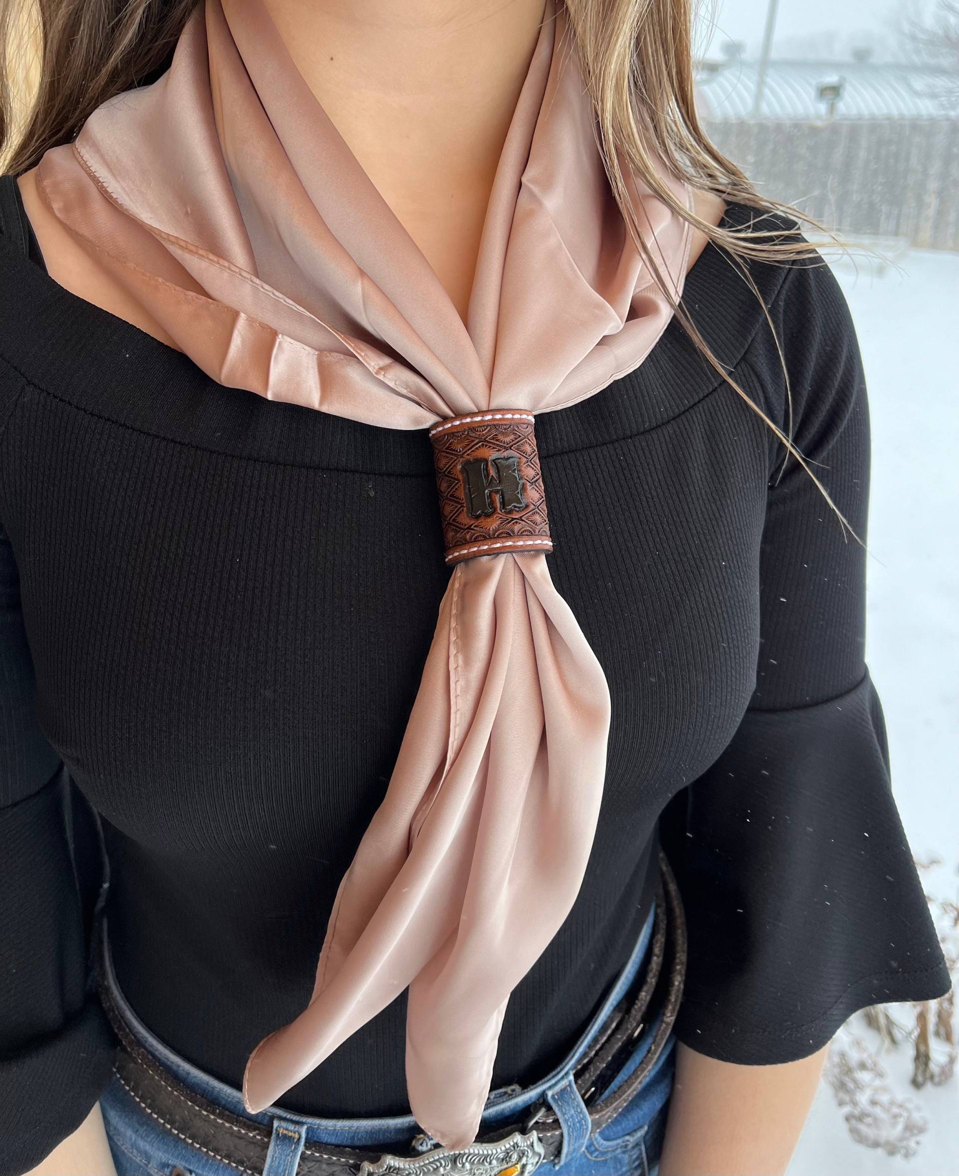 Wild Rag Bandana Schal Mit Individuellem Leder Slider/Western Ring Initialen Wild Rag Bandana Schal Mit Individuellem Leder Slider/Western Ring Initialen von LonetreeLeather
