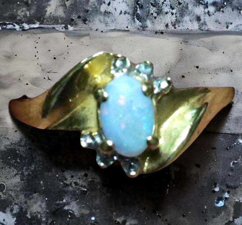 Pretty 10K Gelber Opal Und Diamant Ring Größe 7 von LongIslandGOLD