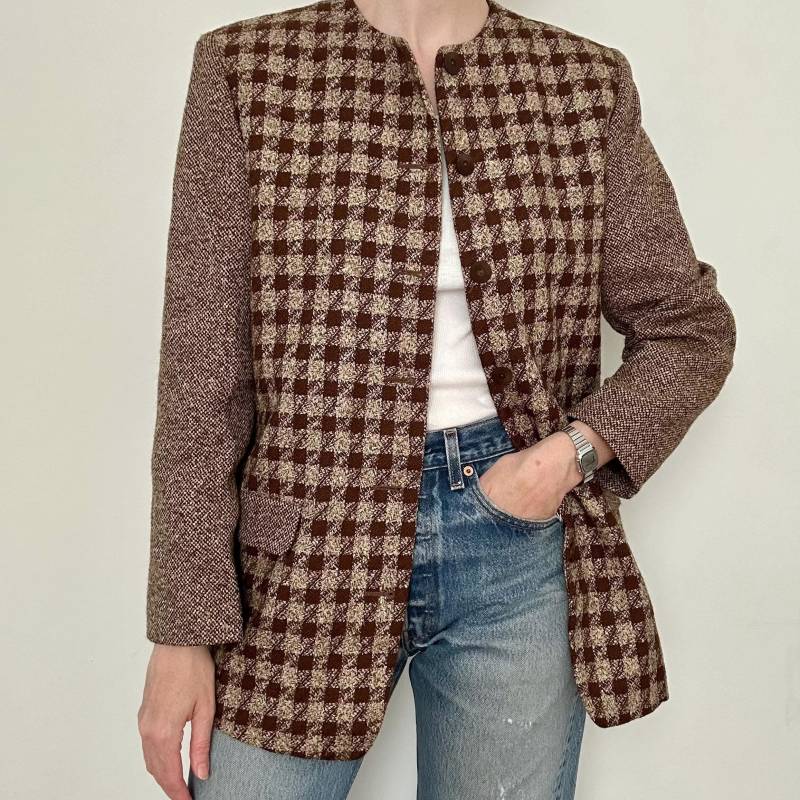 Vintage 90Er Jahre Woll Und Seide Hahnentritt Blazer | Braun Karierte Tweed Jacke Ohne Kragen Zum Knöpfen Einreihig Oversized M 6 8 10 Vintage 90Er Jahre Woll Und Seide Hahnentritt Blazer | Braun Karierte Tweed Jacke Ohne Kragen Zum Knöpfen Einreihig Oversized M 6 8 10 von Lonyvintage
