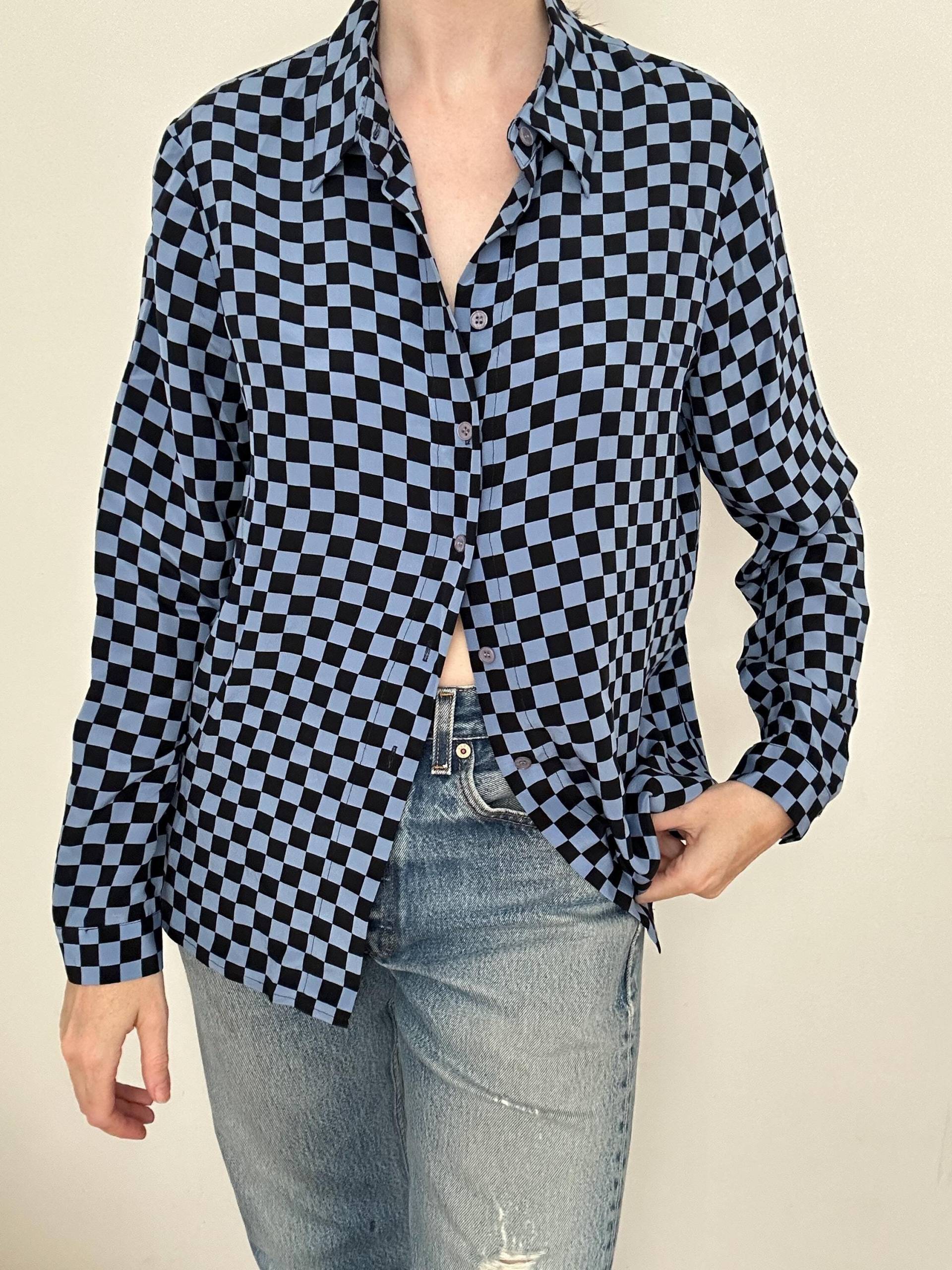 Vintage Seide Schachbrett Bluse | Blau Schwarzes Kariertes Hemd Mit Kragen Ohne Knöpfe 90Er Jahre S M 10 Vintage Seide Schachbrett Bluse | Blau Schwarzes Kariertes Hemd Mit Kragen Ohne Knöpfe 90Er Jahre S M 10 von Lonyvintage