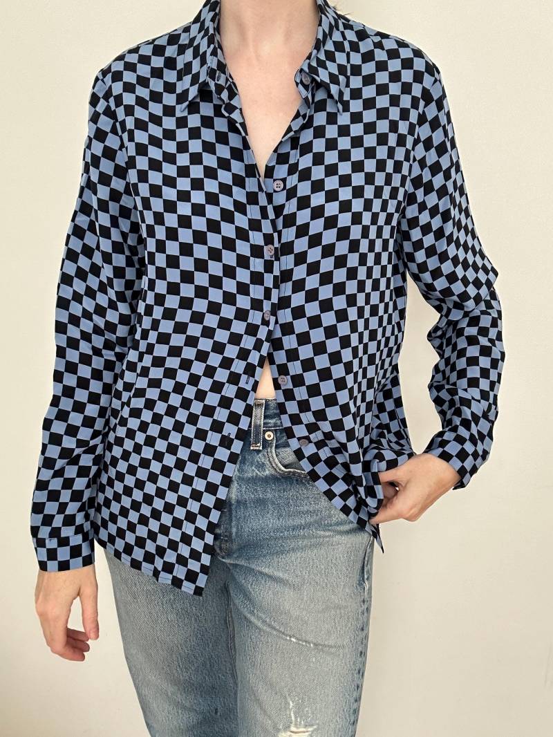Vintage Seide Schachbrett Bluse | Blau Schwarzes Kariertes Hemd Mit Kragen Ohne Knöpfe 90Er Jahre S M 10 Vintage Seide Schachbrett Bluse | Blau Schwarzes Kariertes Hemd Mit Kragen Ohne Knöpfe 90Er Jahre S M 10 von Lonyvintage