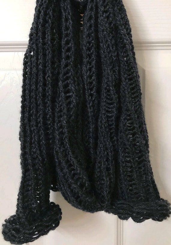 Vanna Es Choice® Garn Dark Heather Grey Schal von LooNeyRoux