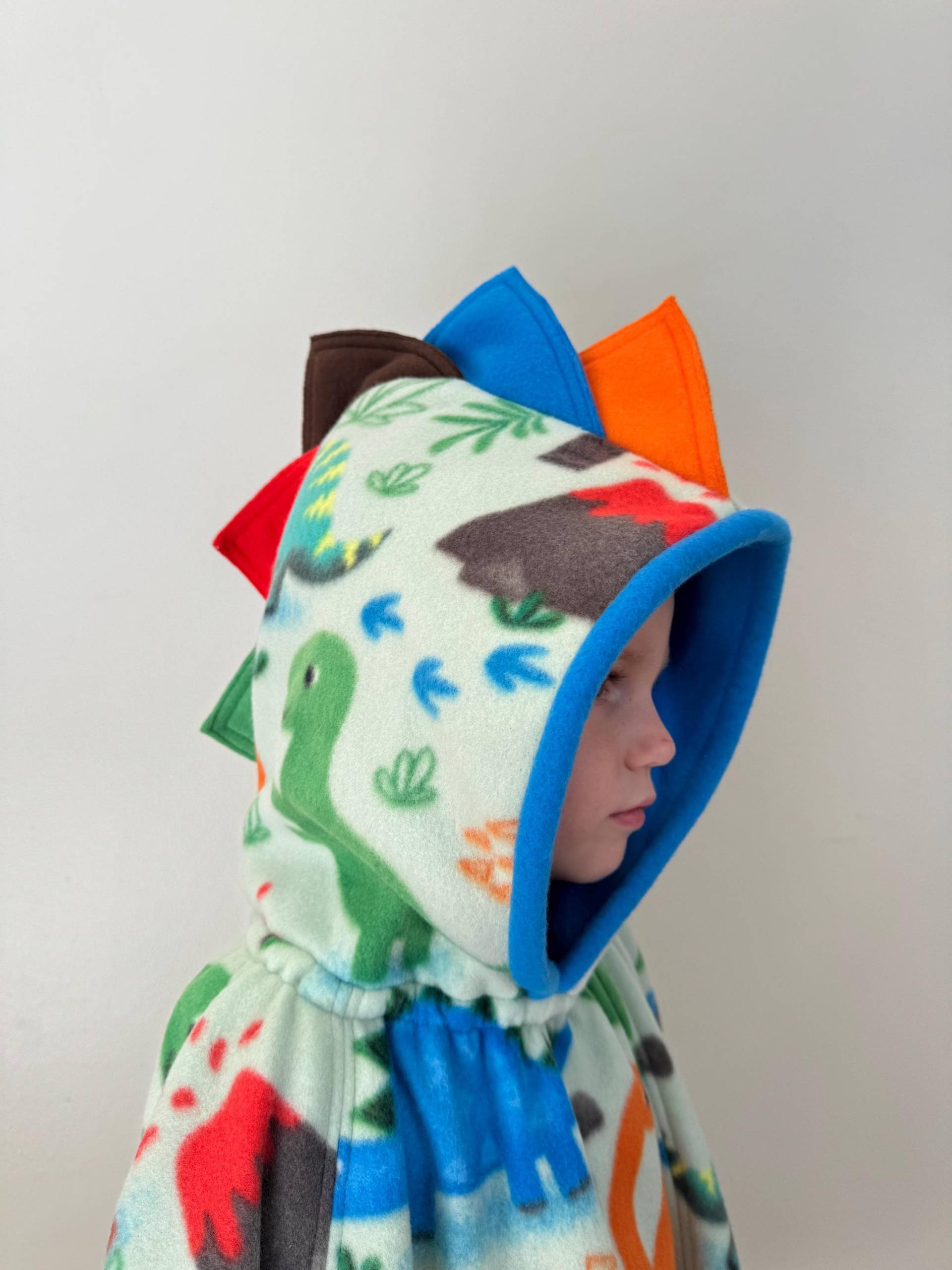 2 Tage Bearbeitungszeit | Stachelhaube Dinosaurier Autositz Poncho || Mantel Baby Kleinkind Umhang von LooRaeBoutique