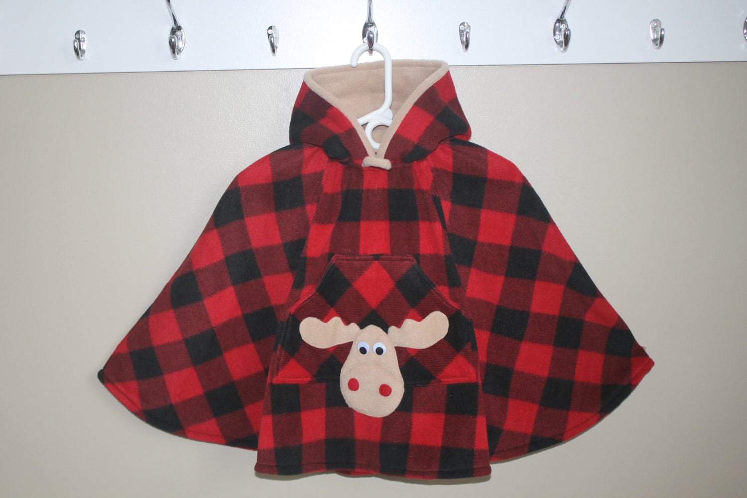 Autositzponcho Moose Red Buffalo Karo Kleinkind Fleece-Mantel von LooRaeBoutique