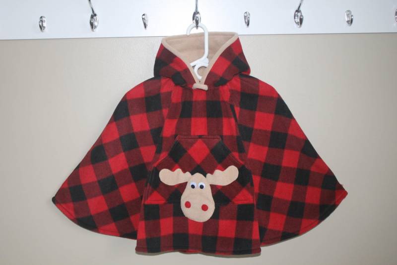 Autositzponcho Moose Red Buffalo Karo Kleinkind Fleece-Mantel Autositzponcho Moose Red Buffalo Karo Kleinkind Fleece-Mantel von LooRaeBoutique