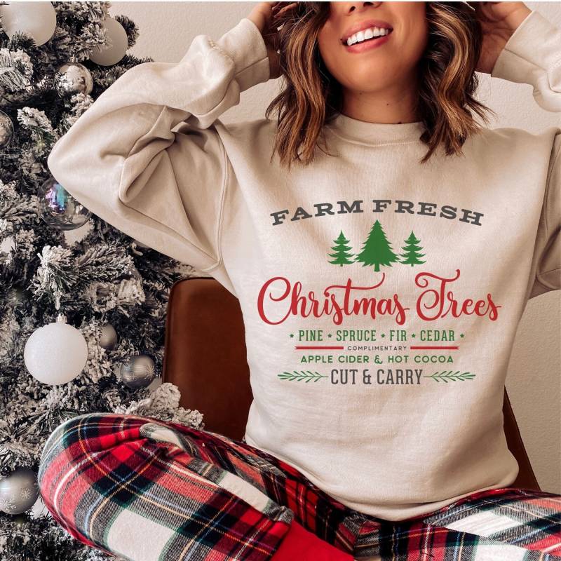 Christmas Tree Sweatshirt, Farm Fresh Trees, Cute Holiday Sweater, Soft Cozy Sweat von Lookela