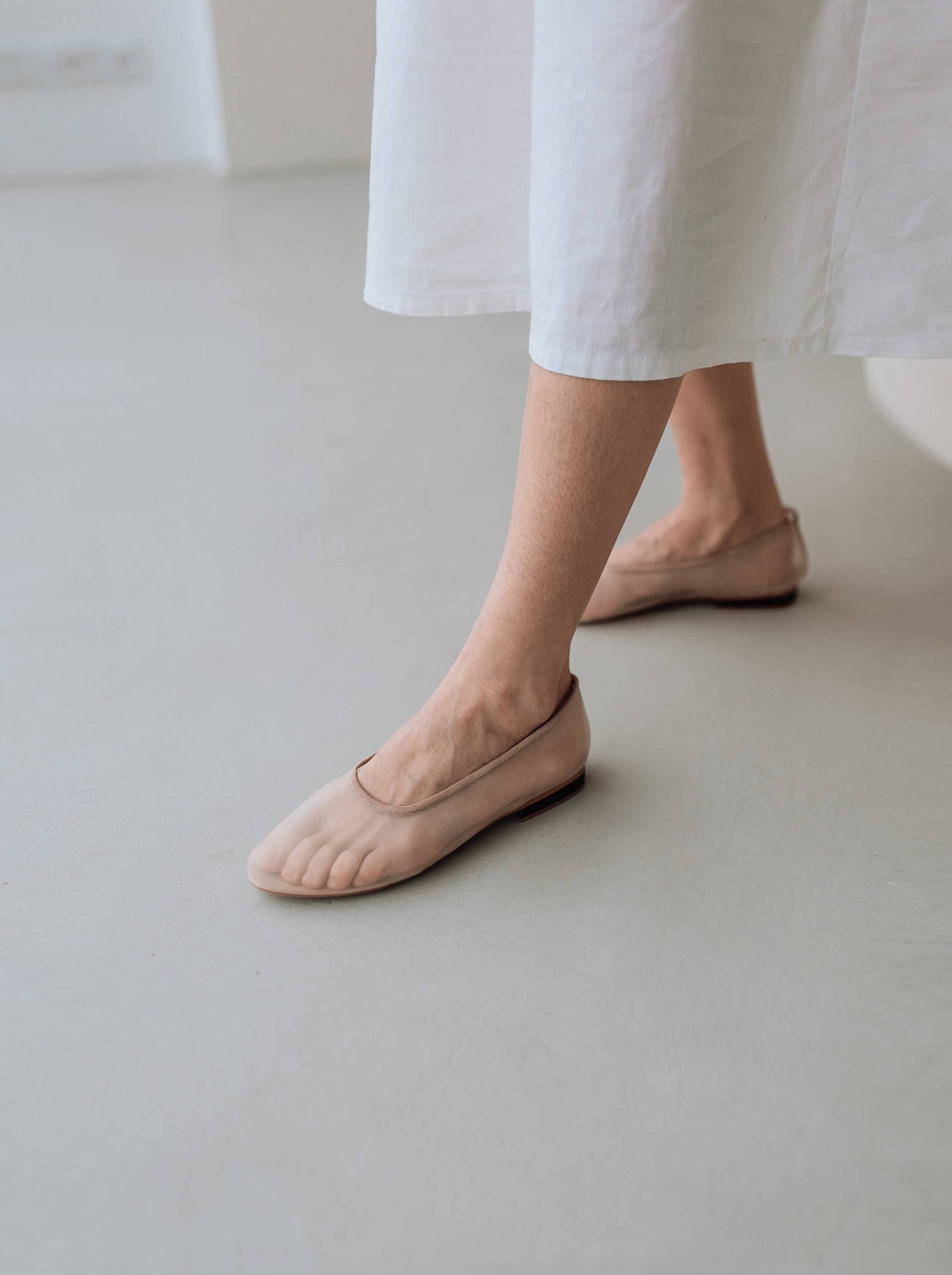 Beige Mesh Ballerinas Mit Geschlossener Kappe Und Einlegesohle Aus Echtem Leder, Fischnetz Wildleder Ballettschuhe, Transparente Frauen Flache Slip von LookieAtelier