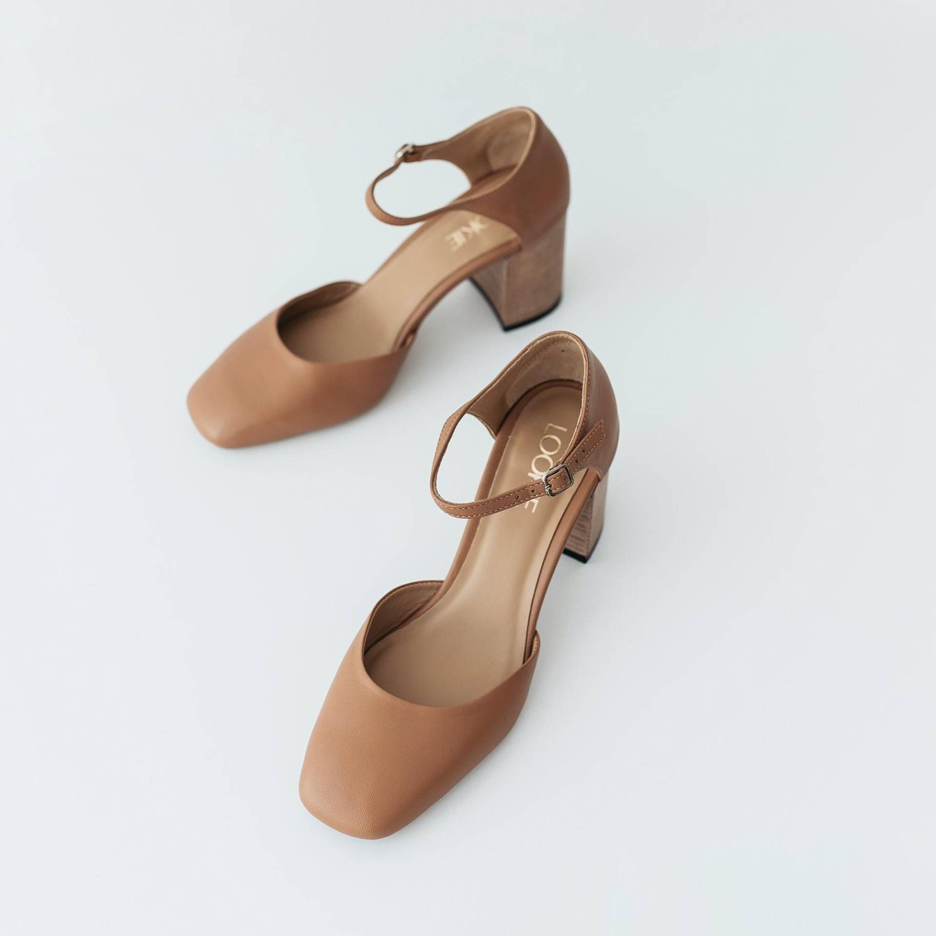 Beige Sandalen Mit Knöchelriemen Und Blockabsatz, Karamellfarbene Leder Damen Pumps Auf Mid Block Heels Geschlossener Karree, Frauen Retro Breite Beige Sandalen Mit Knöchelriemen Und Blockabsatz, Karamellfarbene Leder Damen Pumps Auf Mid Block Heels Geschlossener Karree, Frauen Retro Breite von LookieAtelier