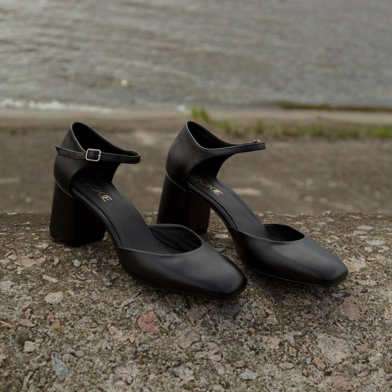 Schwarze Sandalen Mit Knöchelriemen Und Blockabsatz, Dunkles Leder Frauen Pumps Mid Block Heels Geschlossener Karree, Retro Breite Schuhe von LookieAtelier