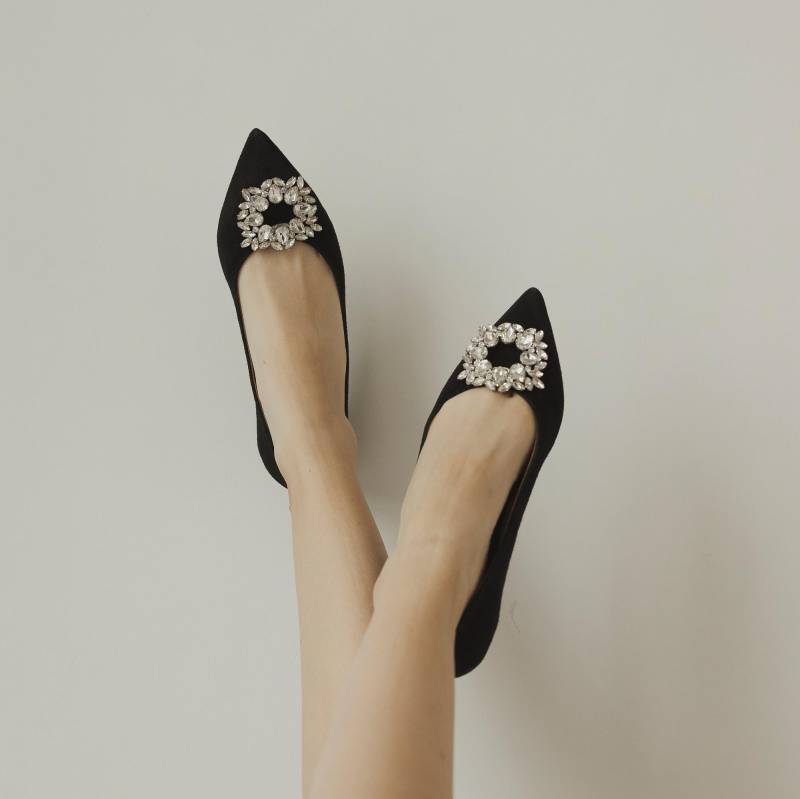 Schwarze Ballerinas Mit Geschlossener Spitze, Wildlederballettschuhe Kristalldekor, Slip-On-Handgemachte Brautjungfer Pumps Auf Niedriger Ferse von LookieAtelier