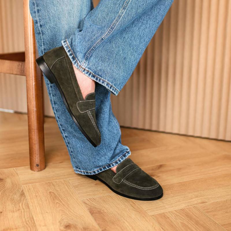 Grasgrüne Müßiggänger Mit Geschlossener Mandelspitze, Damen Oxford-Schuhe Niedrigem Absatz, Slip On Ballet Pumps, Handgefertigte Khaki Wildleder von LookieAtelier