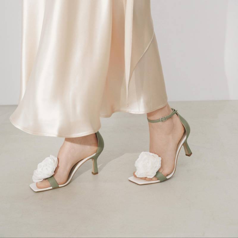 Hellgrüne Sandalen Mit Weißer Satin Rose, Offene Peep Toe Damen Kätzchen Ferse Und Knöchelriemen, Florale Hochzeitssandalen Auf Mid Heels von LookieAtelier