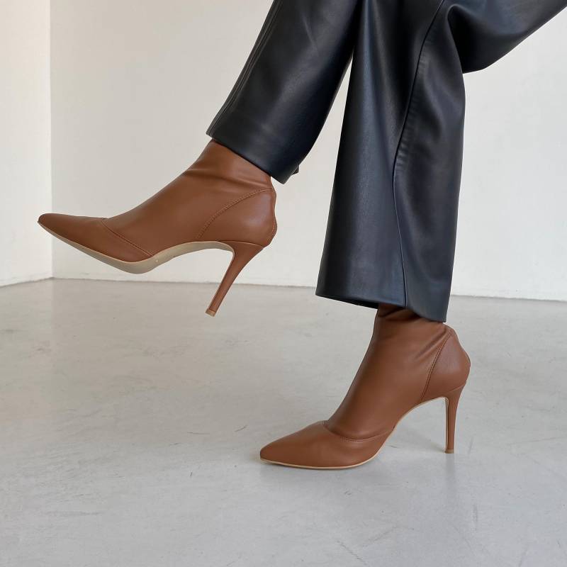 Karamellfarbene Stiefel Mit Spitzer Kappe Und Stiletto Absatz Aus Veganem Dehnbarem Leder, Handgefertigte Herbststiefel Für Frauen Auf Spitzem von LookieAtelier