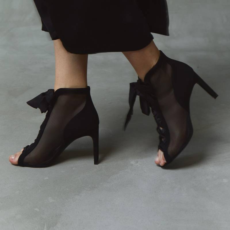 Schwarze Mesh Ankle Boots Mit High Block Heels, Fischnetz Booties Offener Peep Toe, Schiere Wildleder Heels Satin Schnürung Für Breite Füße von LookieAtelier