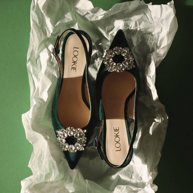 Smaragdgrüne Samt Slingback Pumps, Handgefertigte Frauen Pumps Mit Niedrigem Kitten Absatz, Abend Schuhe Spitze Zeh Und Kristall Schnalle von LookieAtelier