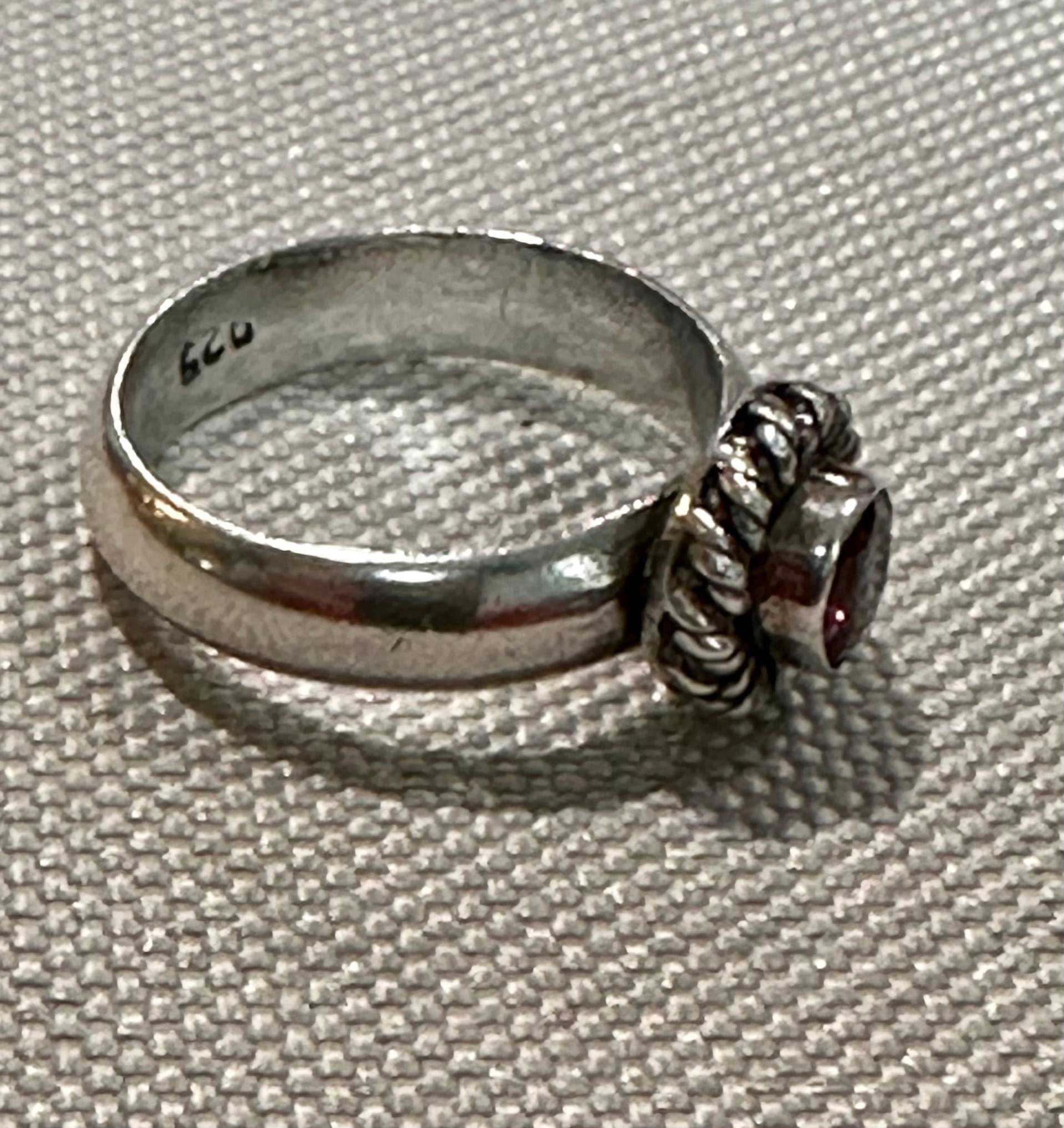 Wunderschöner Sterling Silber Und Echte Granat Ring Größe 6 Mit Single Cut Wunderschöner Sterling Silber Und Echte Granat Ring Größe 6 Mit Single Cut von LookoutMtSales