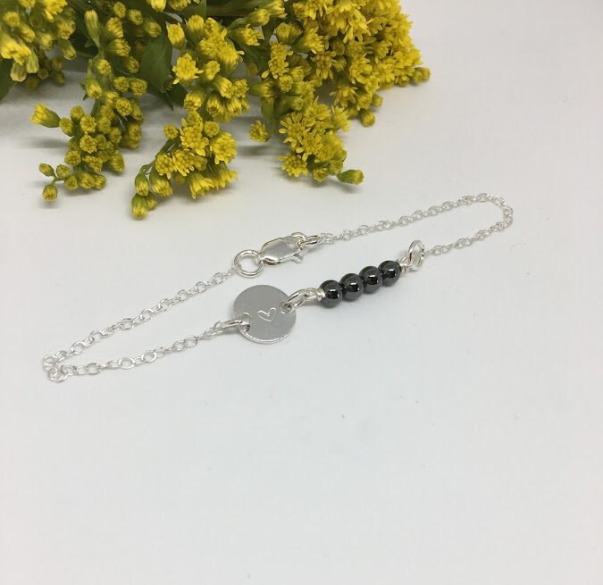 Hämatit Initial Sterlingsilber Armband Personalisiertes Bettelarmband Hämatit Initial Sterlingsilber Armband Personalisiertes Bettelarmband von Loollerybylocket