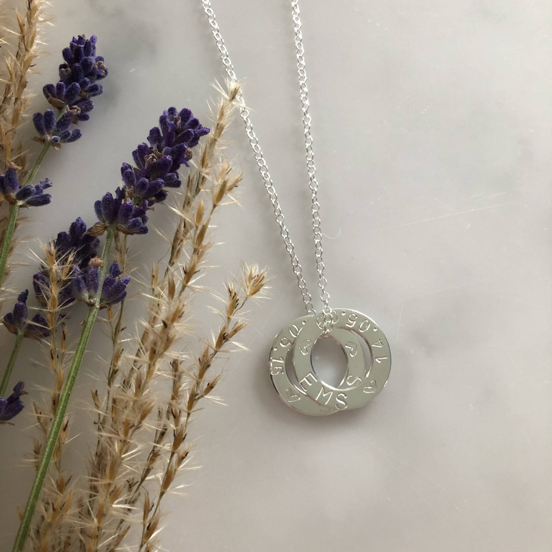 Handgestempelte Sterling Silber Kreis Halskette Personalisierte Name & Datum Handgestempelte Sterling Silber Kreis Halskette Personalisierte Name & Datum von Loollerybylocket