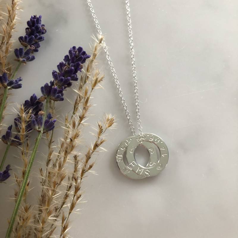 Handgestempelte Sterling Silber Kreis Halskette Personalisierte Name & Datum Handgestempelte Sterling Silber Kreis Halskette Personalisierte Name & Datum von Loollerybylocket