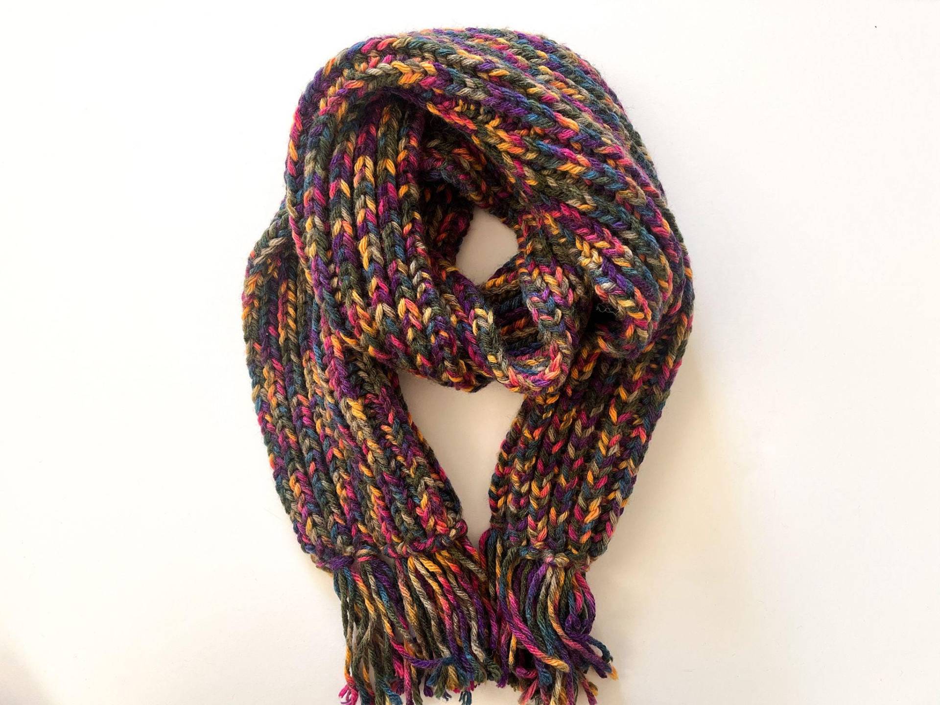 Dicker Handgestrickter Gerippter Schal, Mehrfarbig Melierter Fransen-Winter-Wrap, Handgemachter Bunter Hals-Wrap von LoomiaCrafts