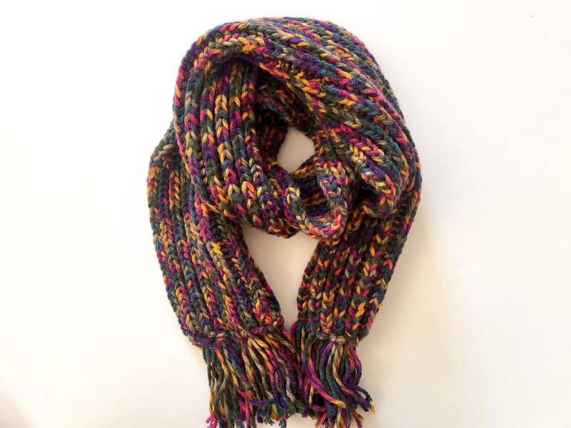 Dicker Handgestrickter Gerippter Schal, Mehrfarbig Melierter Fransen-Winter-Wrap, Handgemachter Bunter Hals-Wrap von LoomiaCrafts