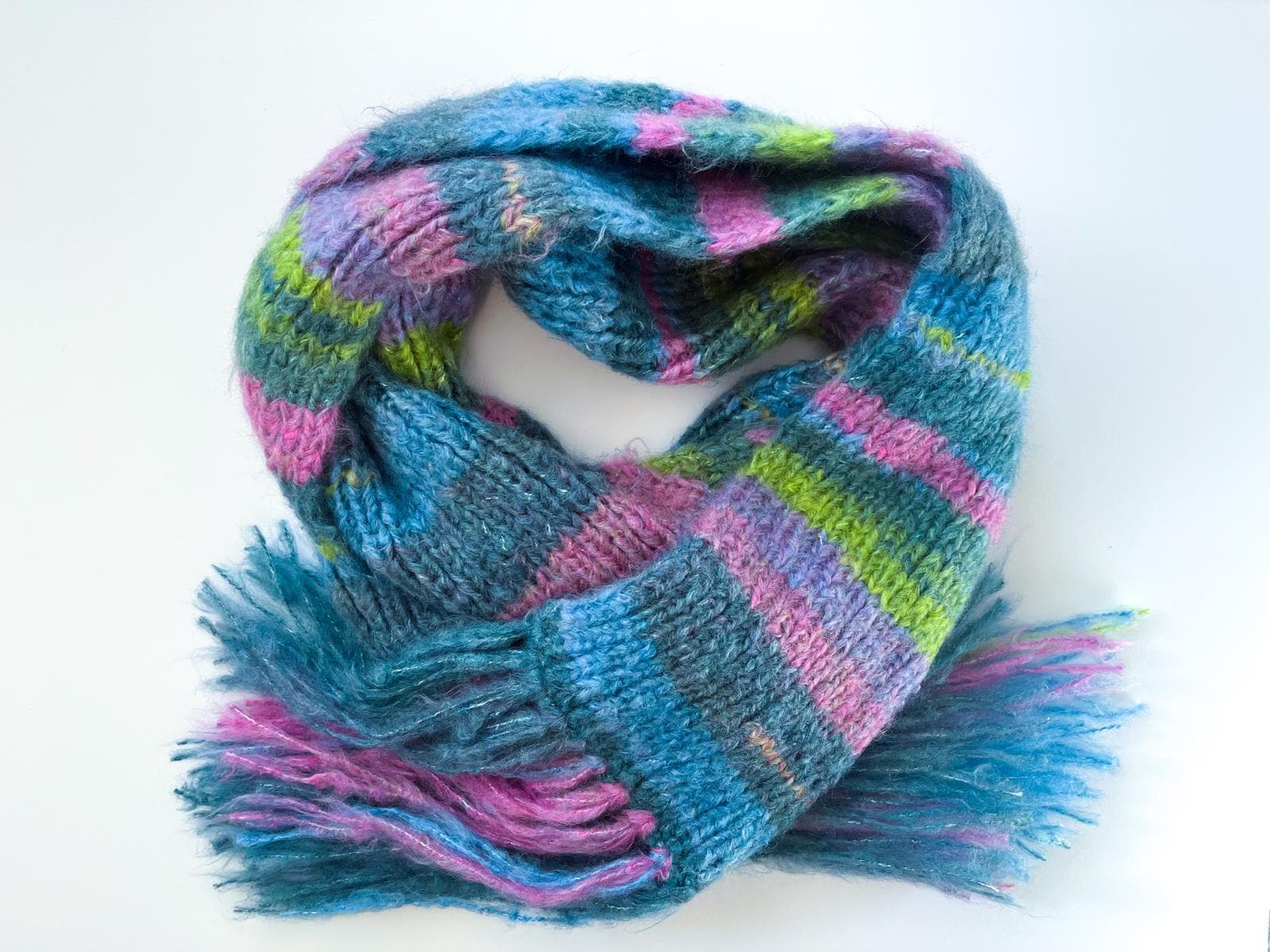 Flauschiger Handgestrickter Gestreifter Schal, Bunte Mohair-Verpackung, Indie Fransen-Schal, Gemütliches Handgemachtes Accessoire von LoomiaCrafts