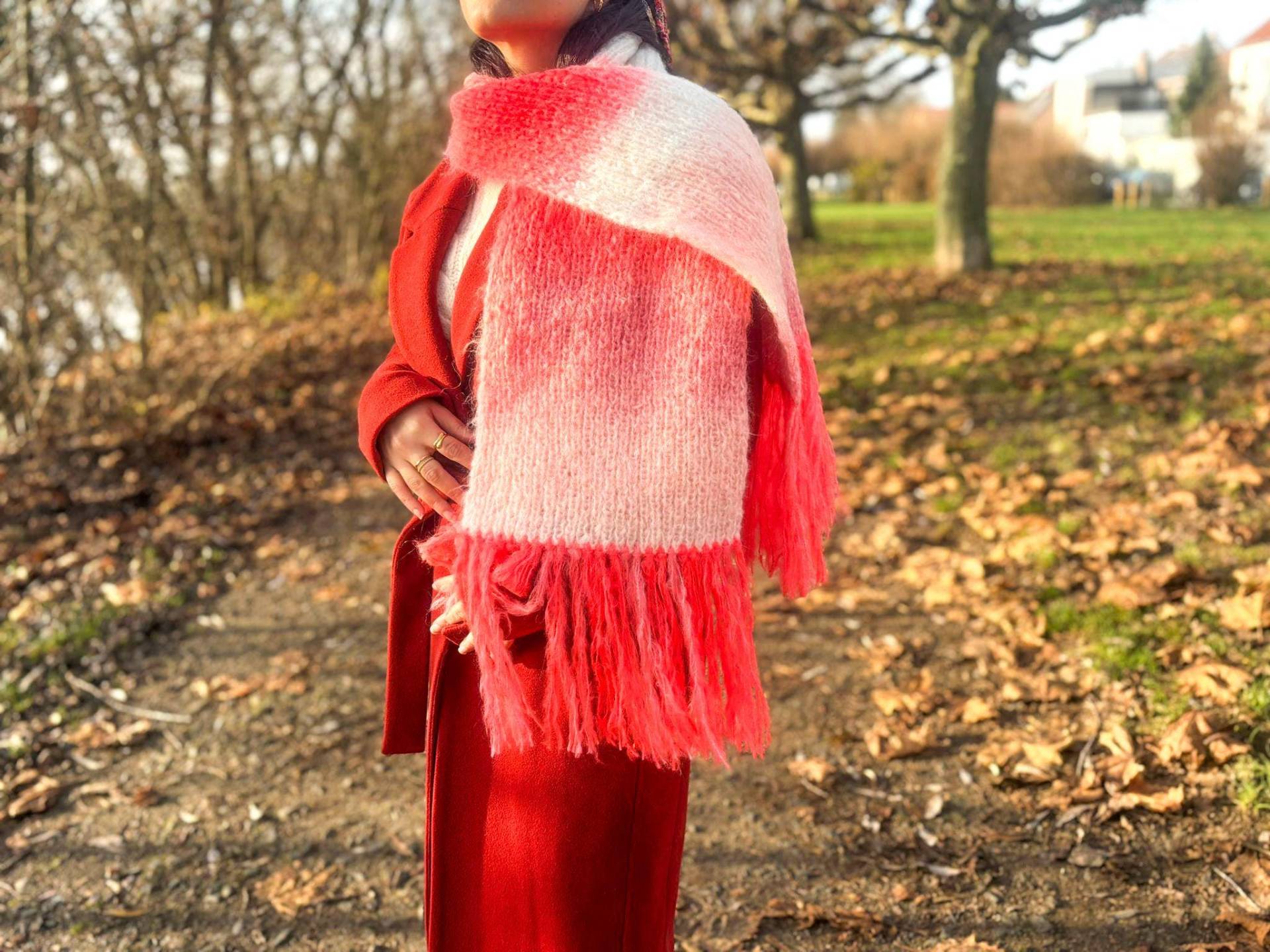 Flauschiger Handgestrickter Gestreifter Schal, Bunte Mohair-Verpackung, Indie Fransen-Schal, Gemütliches Handgemachtes Accessoire von LoomiaCrafts