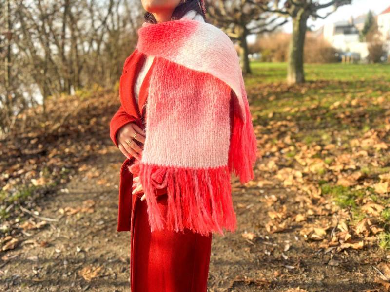 Flauschiger Handgestrickter Gestreifter Schal, Bunte Mohair-Verpackung, Indie Fransen-Schal, Gemütliches Handgemachtes Accessoire von LoomiaCrafts