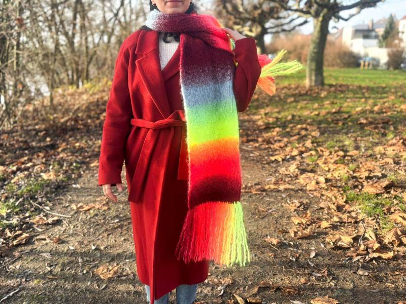 Fuzzy Hand Gestrickte Neon Ombre Schal, Winter Wrap Mit Farbverlauf, Kuscheliger Bunter Hals von LoomiaCrafts