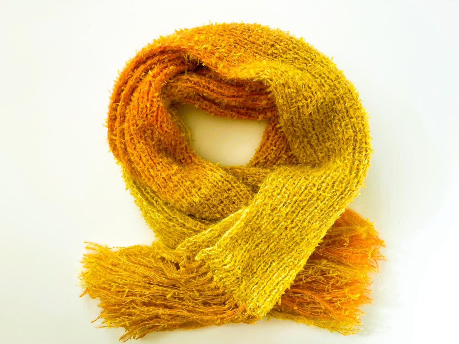 Fuzzy Handgestrickter Ombre Schal, Gelb Orange Farbverlauf Winter Wrap, Indie Style Fransenschal von LoomiaCrafts