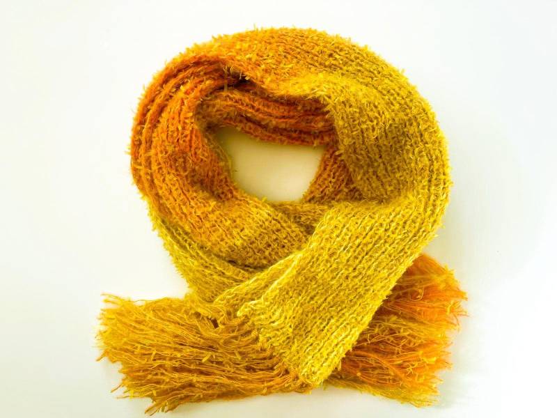 Fuzzy Handgestrickter Ombre Schal, Gelb Orange Farbverlauf Winter Wrap, Indie Style Fransenschal von LoomiaCrafts