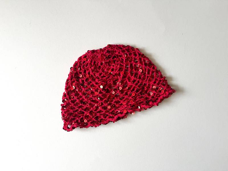Roter Pailletten Baumwollhut, Glitzernde Netz-Beanie, Glänzende Schädelkappe, Sommerferien-Accessoire von LoomiaCrafts