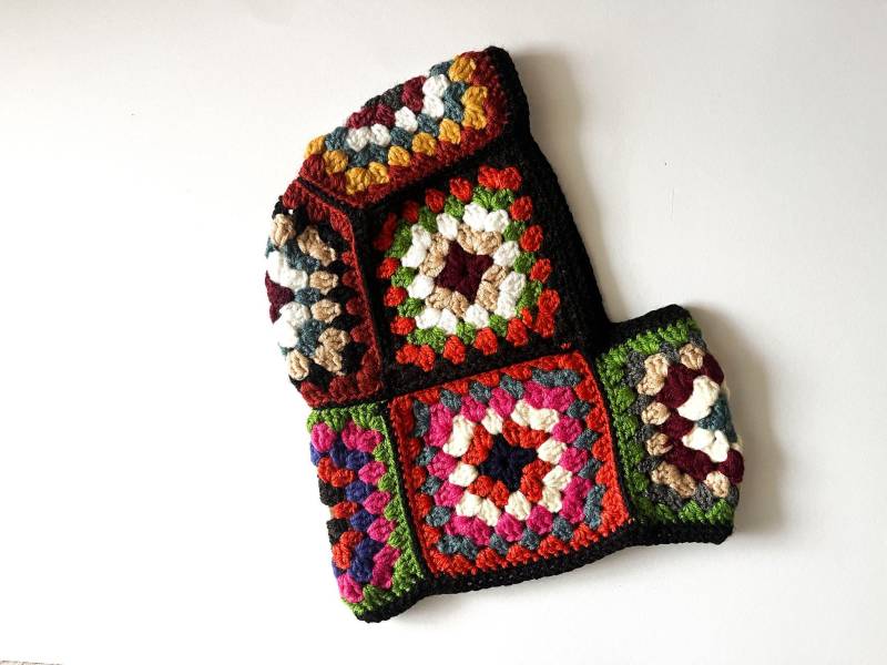 Gehäkelte Oma Square Balaclava Haube, Mehrfarbige Patchwork Ski Maske, Gemütliche Winter Kopfbedeckung von LoomiaCrafts