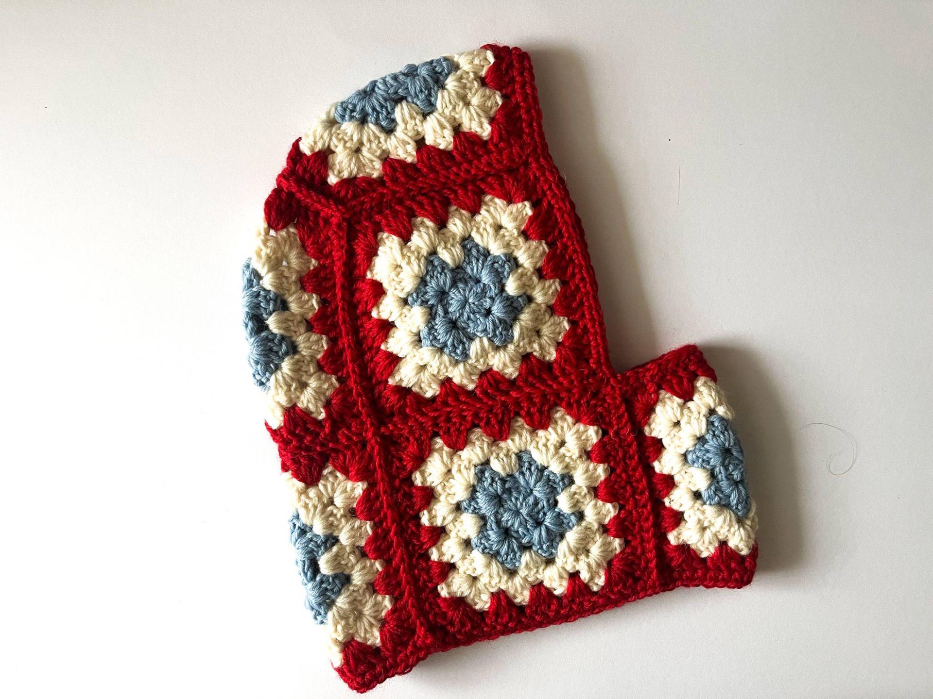 Gehäkelte Oma Quadrat Balaclava Haube, Rot Weiß Blau Patchwork Ski Maske, Gemütliche Winter Kopfbedeckung von LoomiaCrafts