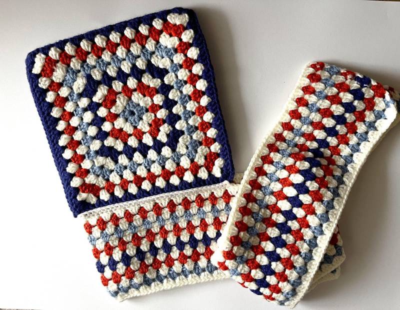 Gehäkelte Oma Quadrat Balaclava Schal, Orange Weiß Blau Halswärmer, Patchwork Haube Handgestrickt von LoomiaCrafts