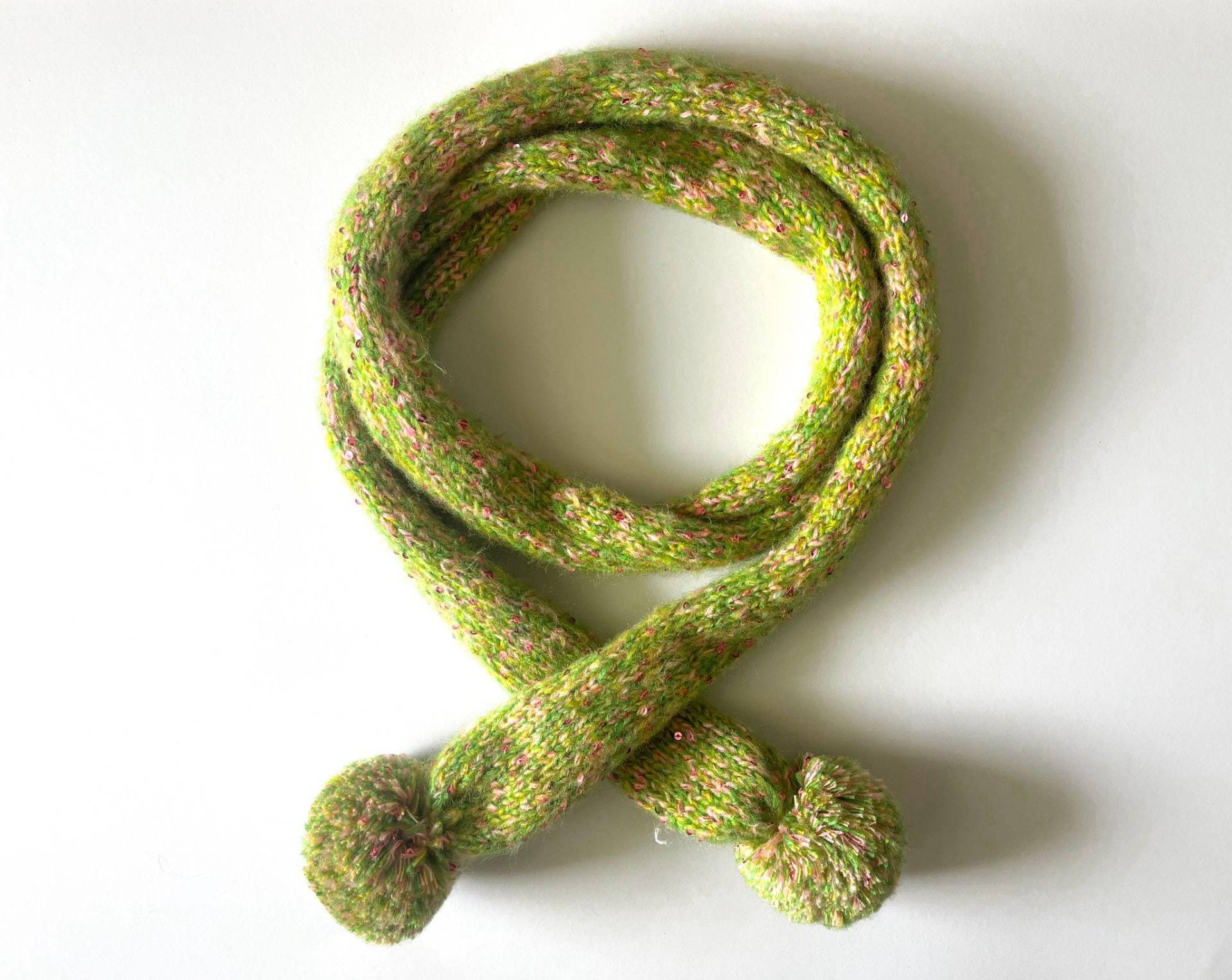 Grüner Bunter Gestrickter Dünner Schal Mit Pompom, Handgefertigter Boho-Schlauchschal von LoomiaCrafts