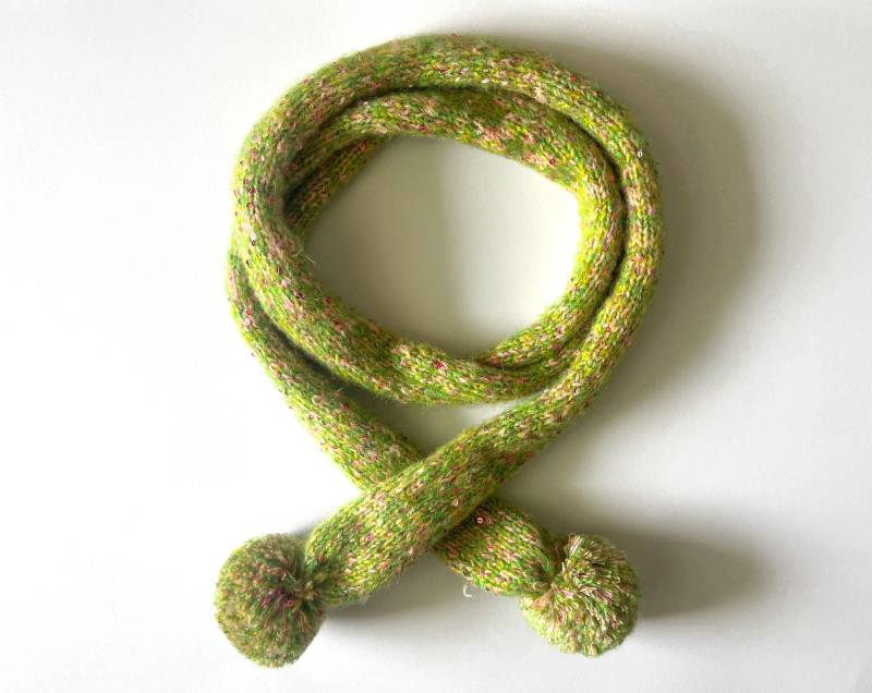 Grüner Bunter Gestrickter Dünner Schal Mit Pompom, Handgefertigter Boho-Schlauchschal von LoomiaCrafts