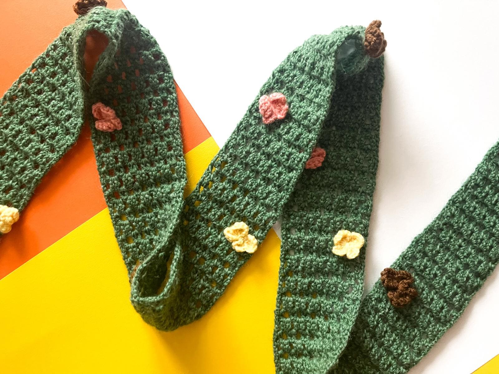 Grüner Häkelschal Mit Schmetterlingsmotiv, Handgefertigter Boho-Cottagecore-Umhang von LoomiaCrafts