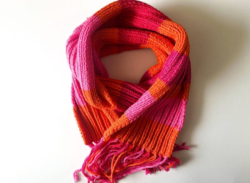 Handgefertigte Grobstrick Ringel Schal, Rosa Orange Schurwolle von LoomiaCrafts