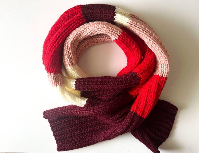 Handgefertigter Grobstrick Gestreifter Schal, Color Block Winter Halstuch von LoomiaCrafts