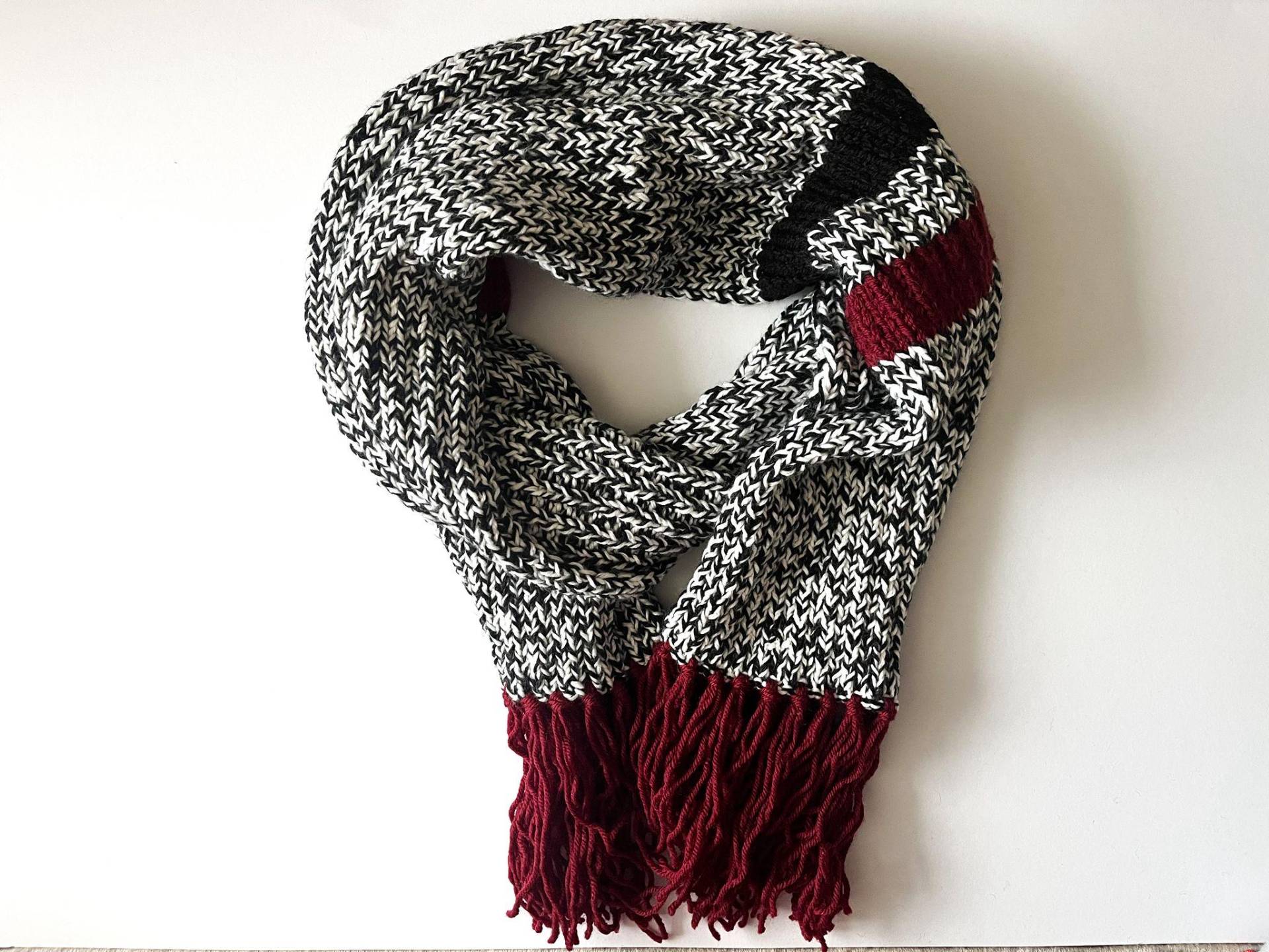 Handgefertigter Zweifarbiger Schal Aus Wollmischung, Schwarz Und Weiss Mit Burgunderfarbenen Quasten von LoomiaCrafts