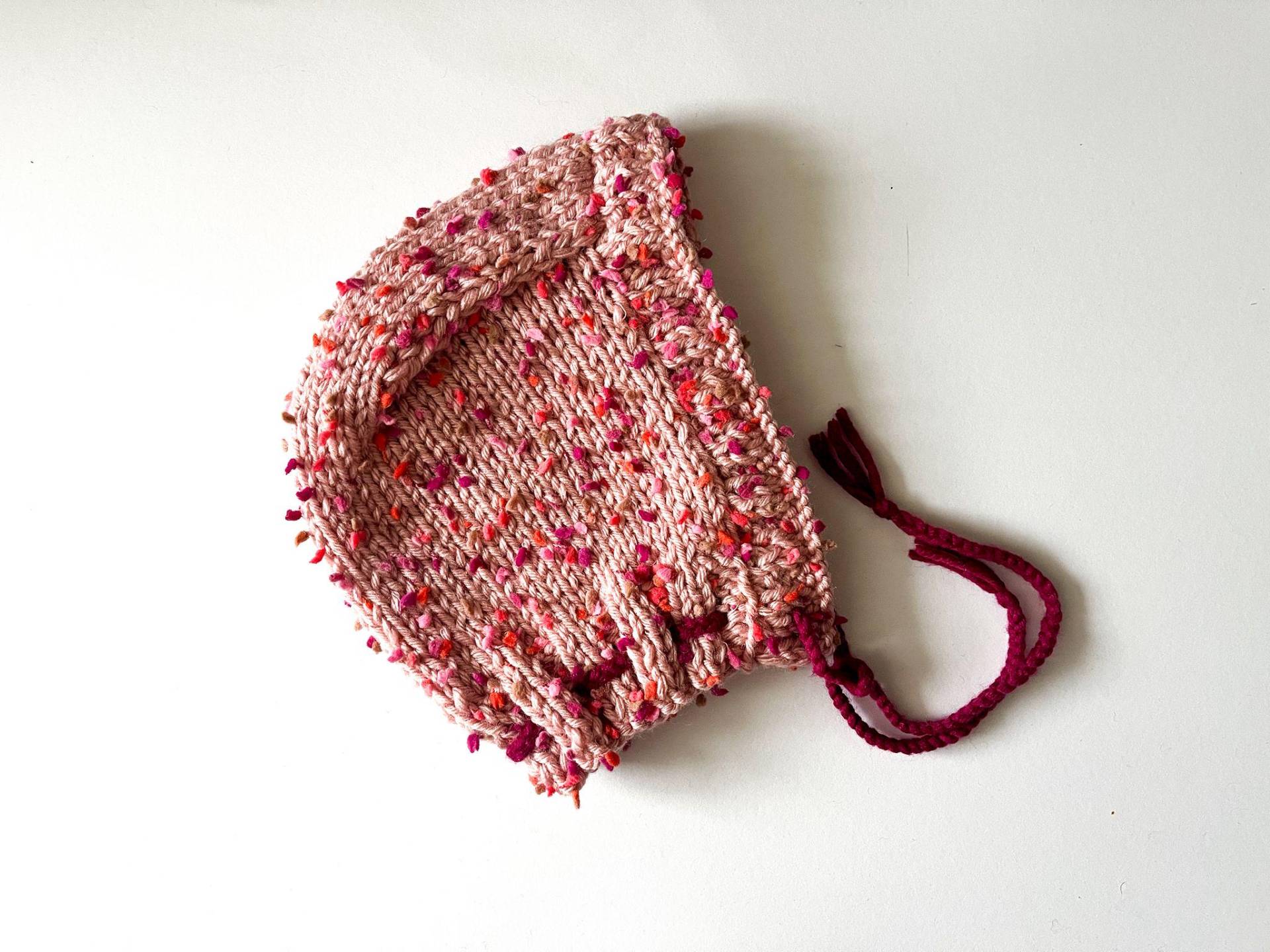 Handgestrickte Gesprenkelte Pastellrosa Mütze, Vintage Kopfbedeckung von LoomiaCrafts