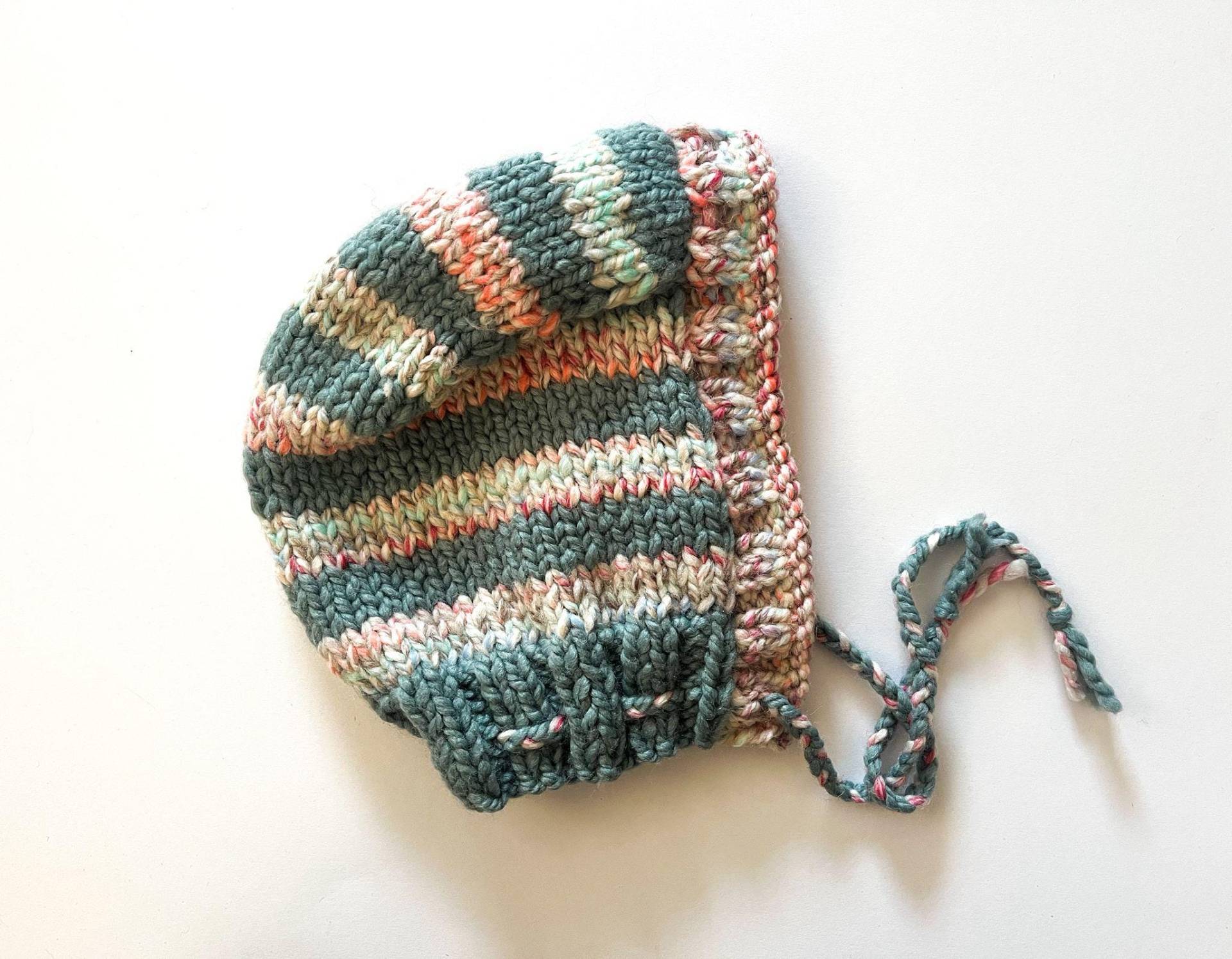 Handgestrickte Gestreifte Mütze, Pastelltöne Pixie-Hut Mit Krawatten, Rustikale Strickmütze von LoomiaCrafts