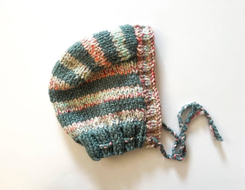 Handgestrickte Gestreifte Mütze, Pastelltöne Pixie-Hut Mit Krawatten, Rustikale Strickmütze von LoomiaCrafts